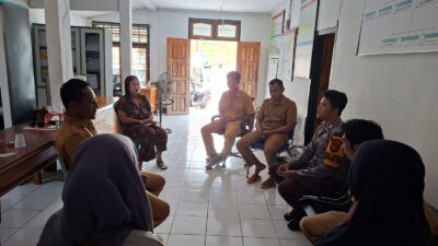 Wujudkan Kondusivitas Desa, Bhabinkamtibmas Polsek Taliwang Gelar Mediasi Warga di Kantor Desa Tamekan