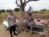 Dukung Ketahanan Pangan Nasional, Bhabinkamtibmas Desa Rhee Turun Ke Sawah Bantu Petani Merawat Tanaman