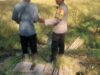 Dukung Ketahanan Pangan Nasional, Bhabinkamtibmas Desa Songkar Ajak Petani Kembangkan Tanaman Hortikultura