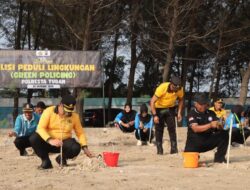 Gandeng Pelajar hingga Perguruan Silat, Polresta Tuban Hijaukan Pantai Cemara