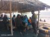Sambangi Pantai Labuhan Haji, Bhabinkamtibmas Imbau Wisatawan Jaga Keselamatan dan Kebersihan